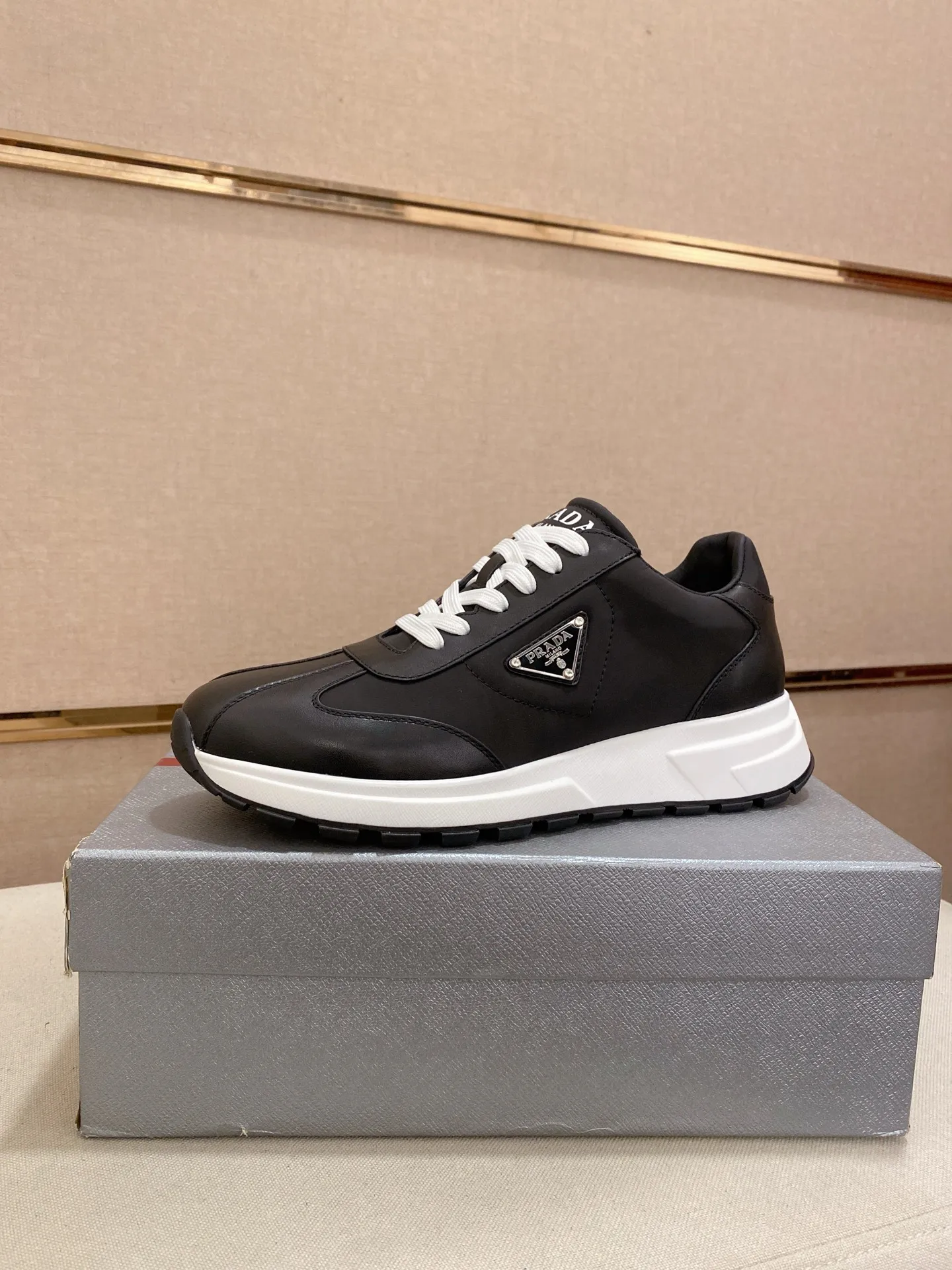 Men's shoes 💰 580💰 ✔️✔️✔️Higher version High-quality new PRADA (Prada) counters are launched simultaneously. The new men's shoes and 😘 fabrics are made of high-tech glue-spraying technology. Lining: Full cowhide lining. 👍🏿 High-end ☄️ air-cushion molded anti-slip rubber outsole, exquisite lines, simple and elegant, comfortable and high-end for leisure travel. Code number: 38 to 44 (45 can be customized and cannot be returned or exchanged)